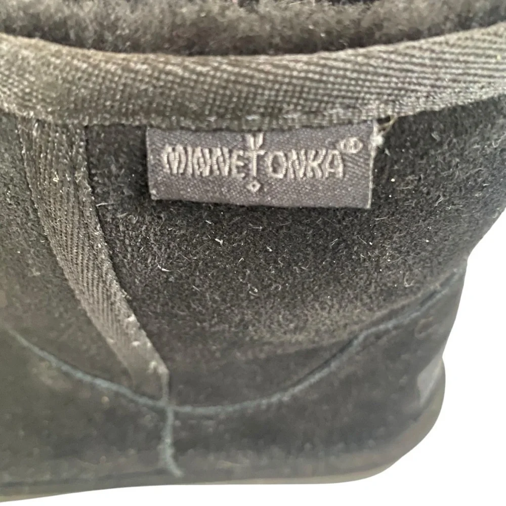 Minnetonka Women’s Black Suede Sheepskin Ankle Bootie SZ 8
